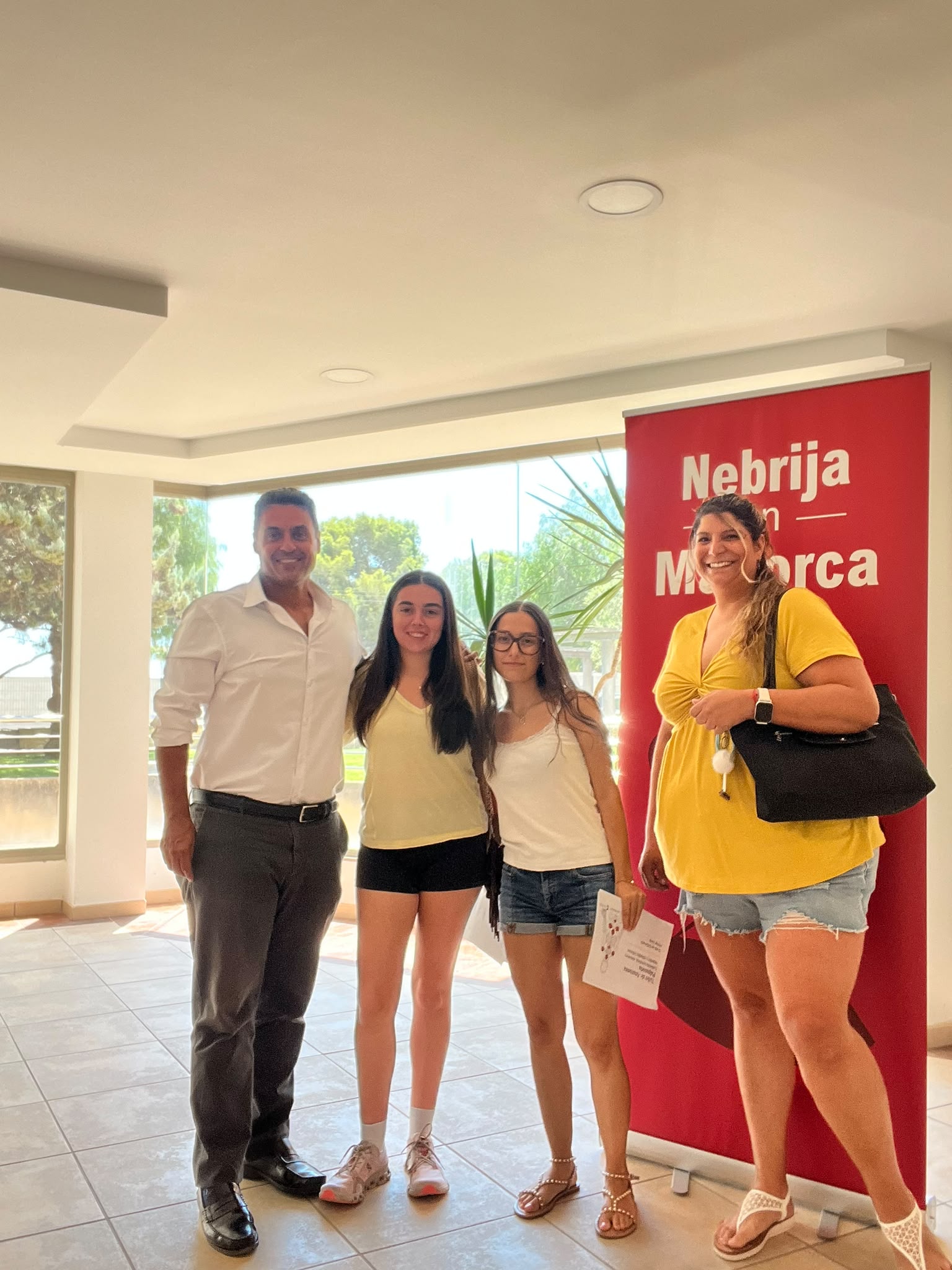 Dr Guodemar y alumnas de Nebrija Mallorca en un taller práctico de Health Talks by Nebrija